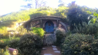 Hobbiton movie set tour, a visit of the hobbit village in New Zealand : Hobbit house with blue door