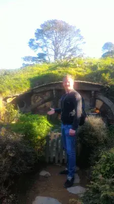 Hobbiton movie set tour, a visit of the hobbit village in New Zealand : Devant une maison de hobbit