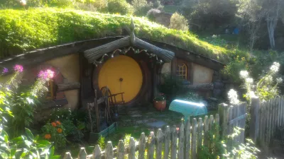 Hobbiton movie set tour, a visit of the hobbit village in New Zealand : Hobbit house with yellow door