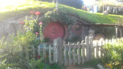 Tour do set do filme Hobbiton, uma visita à vila hobbit na Nova Zelândia : Casa Hobbit com porta vermelha