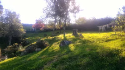 Hobbiton movie set tour, a visit of the hobbit village in New Zealand : Hobbit houses windows out of the ground