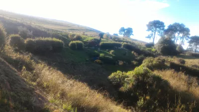 Tour do set do filme Hobbiton, uma visita à vila hobbit na Nova Zelândia : Casas de Hobbit no morro