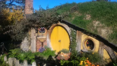 Hobbiton movie set tour, a visit of the hobbit village in New Zealand : Hobbit house with yellow door