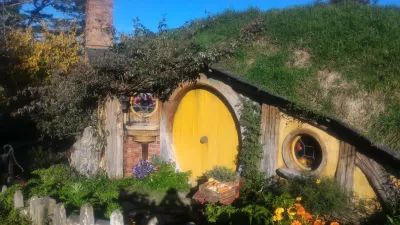 Hobbiton movie set tour, a visit of the hobbit village in New Zealand : Maison de Hobbit avec porte jaune