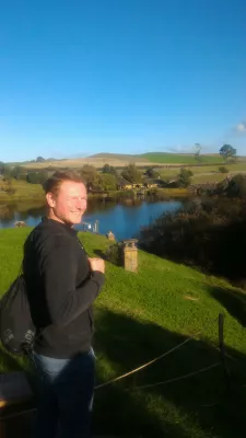 Hobbiton movie set tour, a visit of the hobbit village in New Zealand : Overlooking the Green Dragon Inn