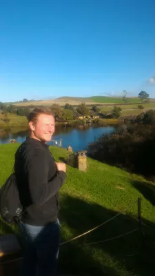 Hobbiton movie set tour, a visit of the hobbit village in New Zealand : Surplombant le Green Dragon Inn