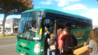 Wycieczka po planie filmowym Hobbiton, wizyta w wiosce hobbitów w Nowej Zelandii : Wejście na pokład prywatnego autobusu Hobbit