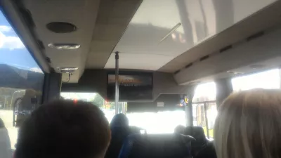 Wycieczka po planie filmowym Hobbiton, wizyta w wiosce hobbitów w Nowej Zelandii : Film wyjaśniający pokazany w autobusie