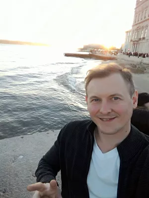 Escale à Lisbonne, Portugal avec visite de la ville : Selfie sur la plage avec fond de coucher de soleil