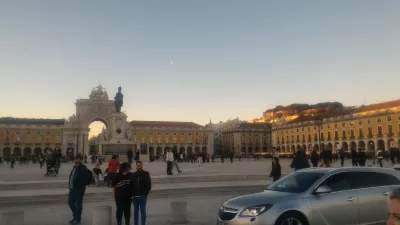 Parada en Lisboa, Portugal con tour por la ciudad : Volviendo a la plaza del comercio.