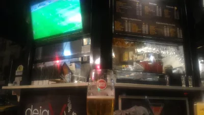 Layover în Lisabona, Portugalia cu turul orașului : Bere cu joc de fotbal pe o terasă