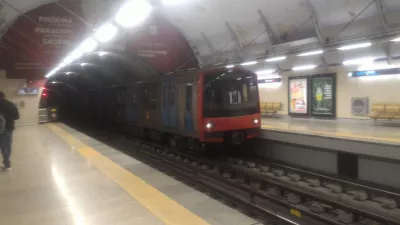 Layover in Lissabon, Portugal met rondleiding door de stad : Metro arriveert op het station