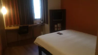 Layover in Lisbon, Portugal with city tour : Hotel room in Ibis Lisbon Saldanha