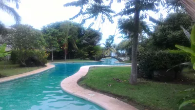 Comment est la plus longue piscine en Polynésie? : Piscine de la résidence Carlton Plage et lagon de Tahiti à l'arrière