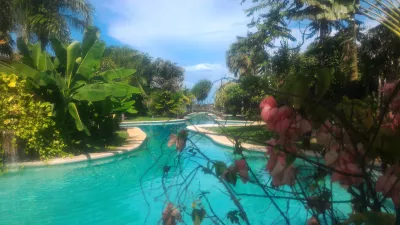How is the longest swimming pool in Polynesia? : Flowers and swimming pool