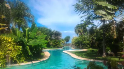 How is the longest swimming pool in Polynesia? : View on the whole pool and the Pacific ocean