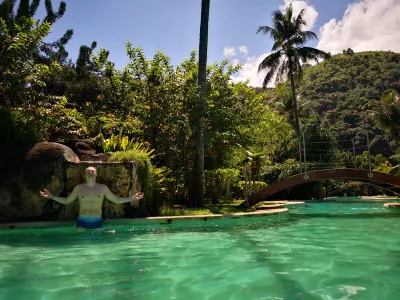 Comment est la plus longue piscine en Polynésie? : Profiter d'une douche rafraîchissante sous une fontaine à la résidence Carlton Plage