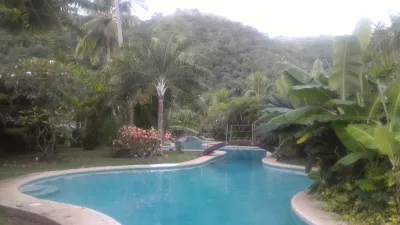 Comment est la plus longue piscine en Polynésie? : Vue de la plus grande partie de la piscine depuis l'un des ponts en bois