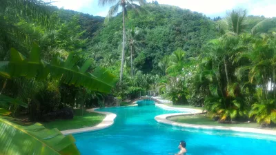 Bagaimana kolam renang terpanjang di Polinesia? : Pemandangan di seluruh kolam renang di bawah matahari dan tumbuh-tumbuhan mewah Tahiti