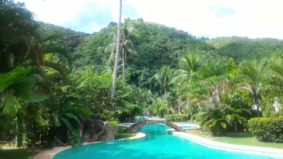 How is the longest swimming pool in Polynesia? : Sunlight illuminating the pool