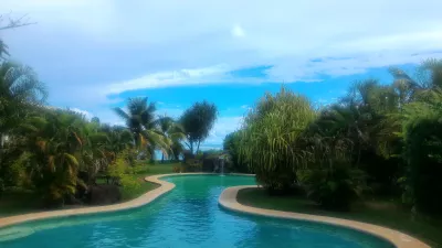 Comment est la plus longue piscine en Polynésie? : Piscine, lagon de Tahiti et océan Pacifique par une journée ensoleillée parfaite