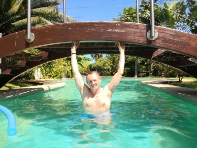 How is the longest swimming pool in Polynesia? : Taking a break between several kilometers swimming effortlessly