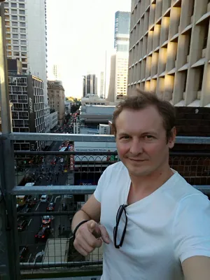 Critique de l'auberge Nomads Brisbane - La meilleure auberge de jeunesse de Brisbane : Sur le toit-terrasse de l'auberge donnant sur les rues du CBD de Brisbane