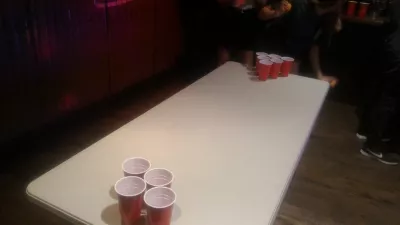 ノマッズブリスベンホステルレビュー-ブリスベンで最高のホステル : Beer pong at バー＆グリルの下