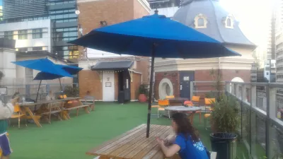 Nomads Brisbane hostel review - the best hostel in Brisbane : Benches and tables on the rooftop terrace