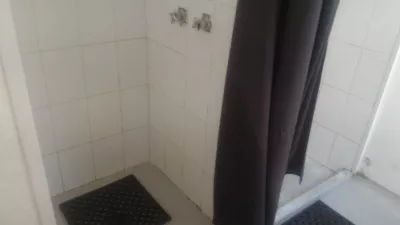 Nomads Brisbane hostel review - the best hostel in Brisbane : A shower in the male showers room