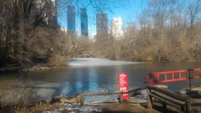 New York Central park libreng paglalakad paglalakad : Frozen pond at skyscrappers