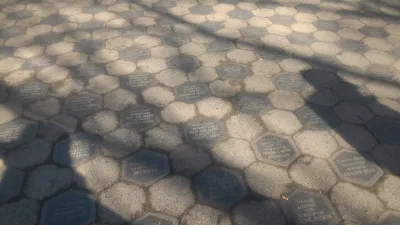 Recorrido a pie gratuito por el Central Park de Nueva York : Pavimentos a los patrocinadores del parque central.