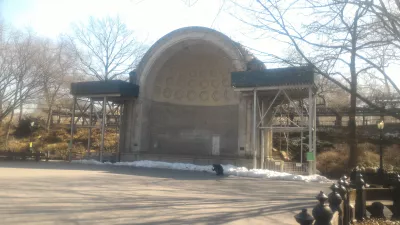 Freier Rundgang durch den New York Central Park : Konzertgebäude im Freien im Central Park