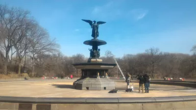 New York Central park free walking tour : Statues and fountain in the park