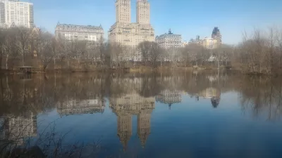 Freier Rundgang durch den New York Central Park : Gebäude und seine Reflexion über einen Teich