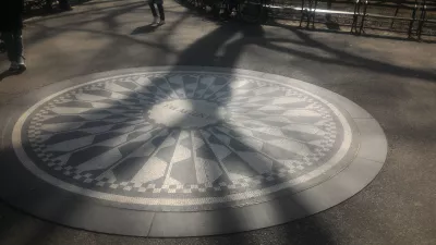 New York Central park free walking tour : John Lennon NYC Imagine mosaic