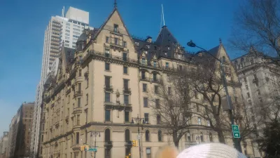 New York Central park free walking tour : Yoko Ono apartment, former residence of John Lennon