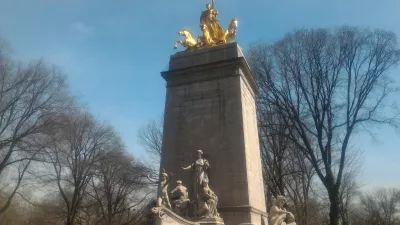 New York Central park free walking tour : Beautiful statues in Central Park