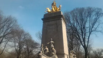 Freier Rundgang durch den New York Central Park : Wunderschöne Statuen im Central Park