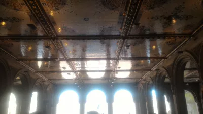 Recorrido a pie gratuito por el Central Park de Nueva York : Mosaicos en un techo