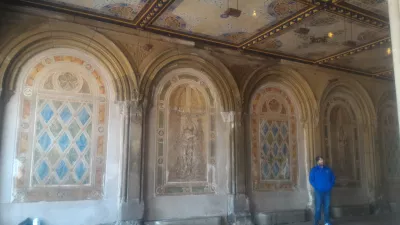 Recorrido a pie gratuito por el Central Park de Nueva York : Mosaicos en una pared