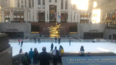 Excursão a pé gratuita no New York Central Park : Pista de gelo em frente ao centro Rockfeller