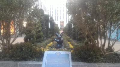 Freier Rundgang durch den New York Central Park : Blick auf das Rockfeller Center von der 5th Avenue