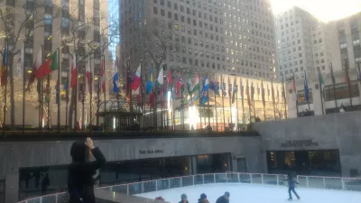 New York Central park free walking tour : Picture in front of the outdoor ice rink down Rockfeller center building