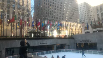 Recorrido a pie gratuito por el Central Park de Nueva York : Imagen frente a la pista de hielo al aire libre en el edificio del centro Rockfeller