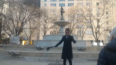 New York Central park free walking tour : Guide in front of Pulitzer fountain