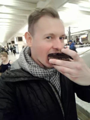NYC grand central free tour : Having a donut in grand central