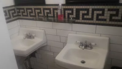 NYC guru pakati pekusununguka : Chelsea cabins bathroom