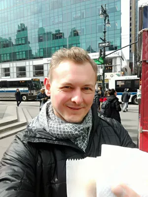 NYC grand central free tour : Enjoying a New York street hot dog