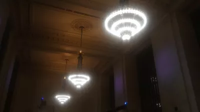 NYC grand central free tour : Light bulbs chandeliers in Grand Central